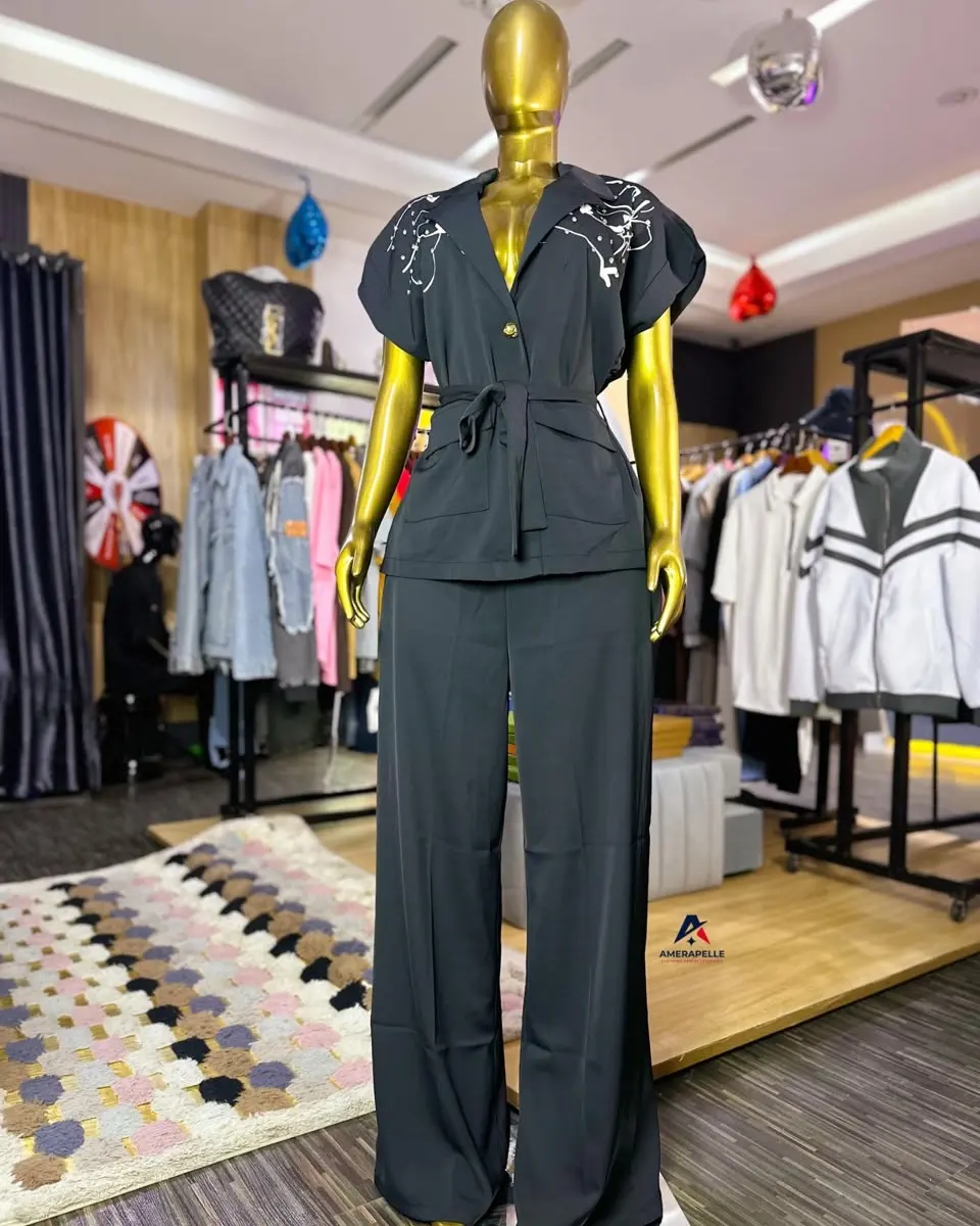Belted short-sleeve suit — front