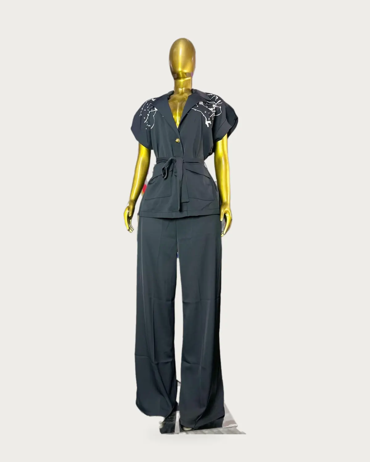 Belted short-sleeve suit — front